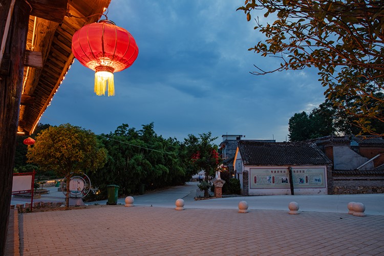 华灯初上点亮磨沟  摄影：杨其格  13598828767.jpg