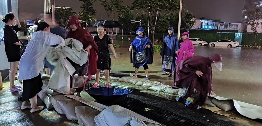 河南7·20特大暴雨期间河南水投集团职工在抗洪抢险现场  摄影杨其格13598828767.jpg