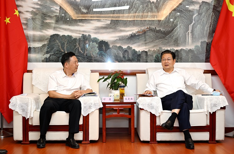 9.28付磊与南阳市委书记朱是西洽谈合作（750）.jpg