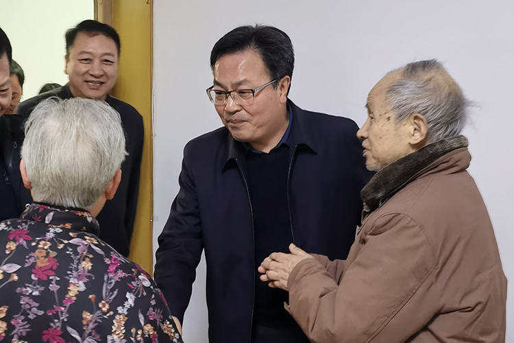水投集团副总经理余洋春节慰问.jpg